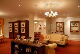 La maison de Fitzroy Street, dans laquelle George Bernard Shaw avait vécu, est devenue en 1956 le quartier général de L. Ron Hubbard et la résidence du bureau de Londres de l’Association internationale Hubbard des scientologues. 