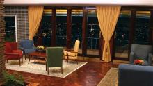 La sala de estar, totalmente restaurada, con sus pisos originales de maderas exóticas y muebles, sirvió para las reuniones sobre los planes y programas en Sudáfrica.