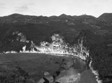 A região central de Porto Rico minerada pela primeira vez por espanhóis no séc. XVII; fotografia tirada por L. Ron Hubbard. 