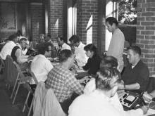 Studenten in een Scientology Academie, die de auditingtechnieken bestuderen - de belangrijkste toepassing van de geschriften van L. Ron Hubbard. 