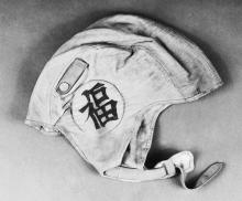 O capacete de voo de L. Ron Hubbard que ostenta o carácter japonês para “Boa Sorte”.