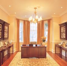 Founding Church of Scientology of Washington DC:s reception med dess utställning av L. Ron Hubbards ungdomsår.