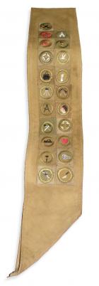 L’écharpe de scout de L. Ron Hubbard, montrant 21 badges de mérite, gagnés dans une période de 90 jours.