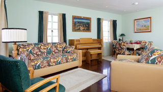 De woon/eetkamer van L. Ron Hubbard’s huis in Phoenix, volledig gerestaureerd met alle meubels, stoffen en al het kunstwerk zoals toen hij hier woonde en zijn onderzoek deed naar de menselijke geest.